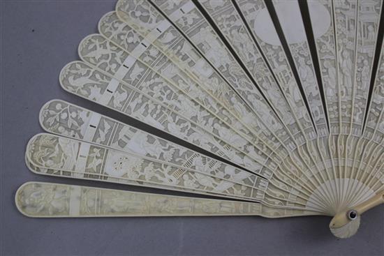 A Chinese export ivory brise fan, late 19th century, 19cm.